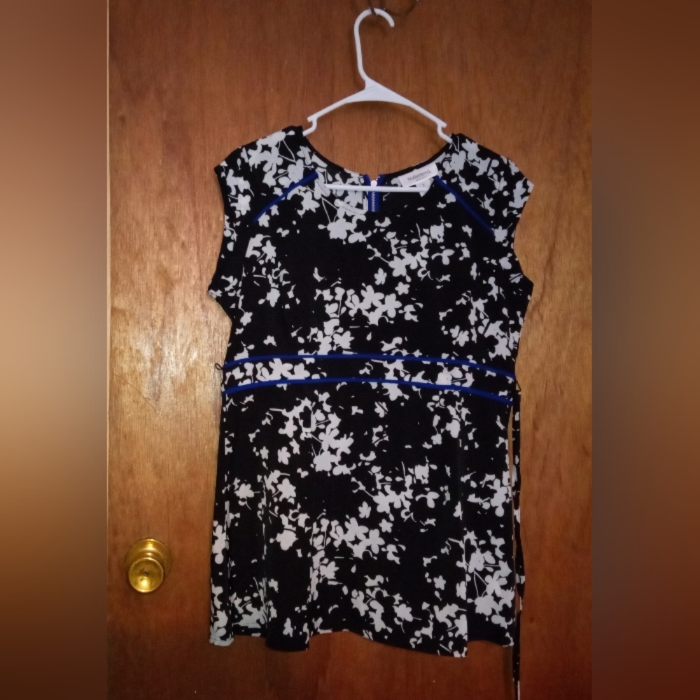Classy NWT Motherhood Maternity Size Small Black Floral Blouse
